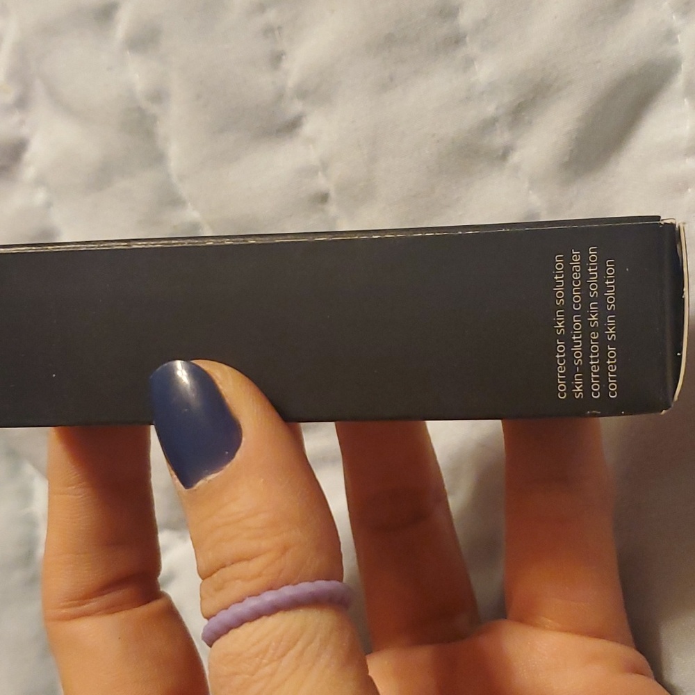 Younique Skin Concealer - Picture 3 of 3